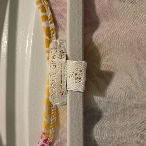 Fin and Grace Pineapple 🍍 top size 2X - Picture 4 of 6